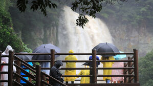 [Pick] 태풍 오지도 않았는데&hellip;엉또폭포, 벌써 '거센 물폭탄'