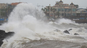 태풍 '찬투' 직접 영향권 든 제주도…하늘 · 바닷길 곳곳 차질