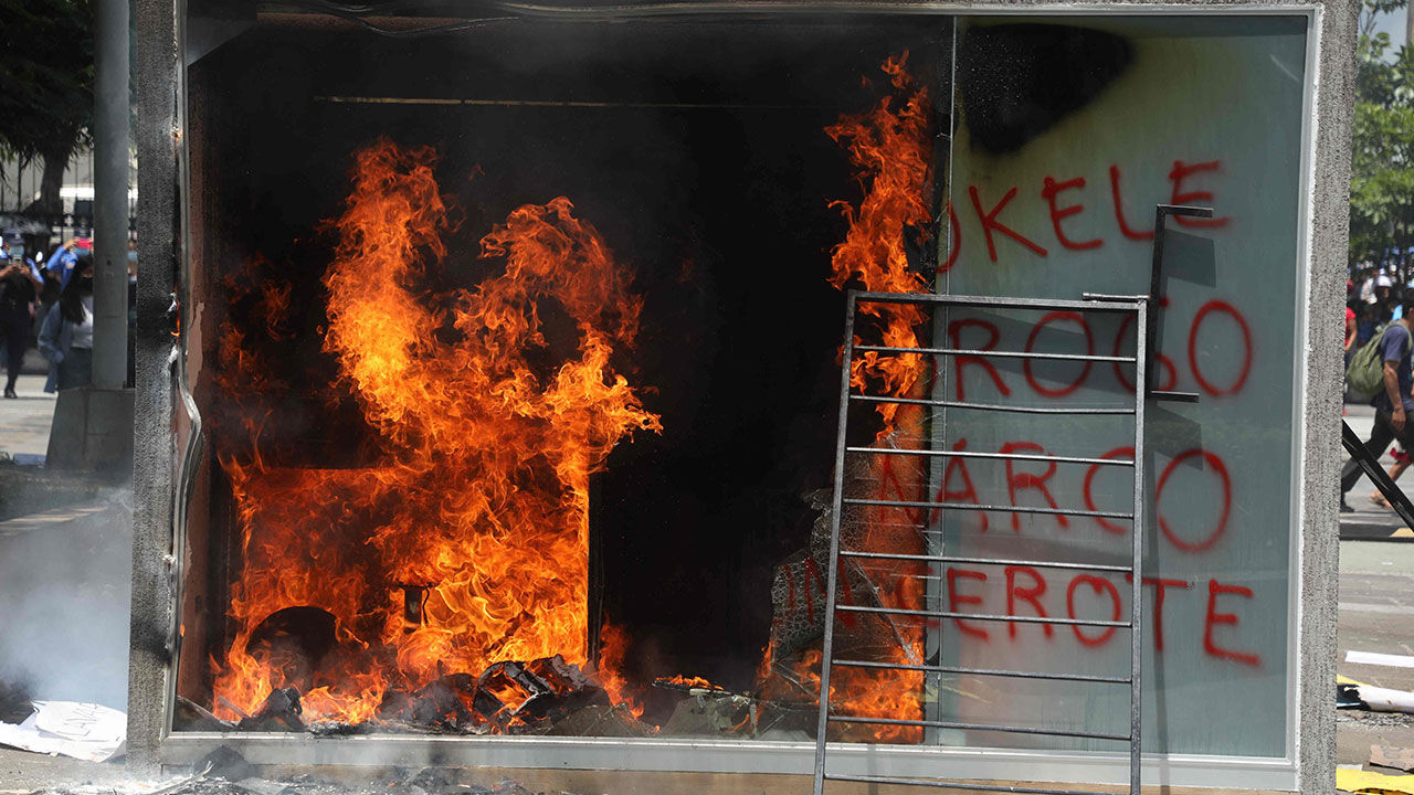 불에 탄 비트코인 ATM…엘살바도르서 대규모 반정부 시위