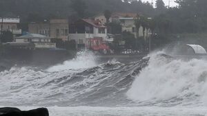 [날씨] 제주도 태풍경보, 남해안 태풍주의보&hellip;제주도 최대 150mm 호우