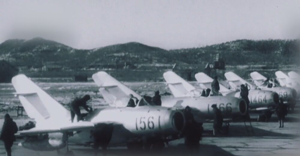 한국전쟁 당시 중국 단둥 비행장에서 출격 대기 중인 중국 전투기들 (출처=중국 CCTV)