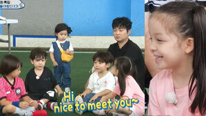 [SBS Star] Na-eun Shows a Considerate Behavior While Speaking in English with Other Children