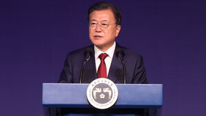 문 대통령 "이재명 후보 지명 축하&hellip;원만한 경선 기뻐"