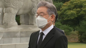 민주당 대선후보 이재명, 현충원 참배로 첫 일정 소화