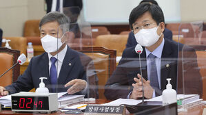 [취재파일] 장거리 공대지와 KF-21&hellip;방사청장 "꼬리가 몸통 흔드는&hellip;"