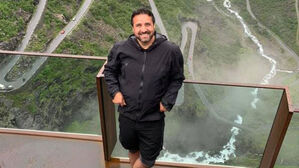 등에 화살 맞고도 주민 대피시킨 노르웨이 경찰관