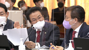 [HOT 브리핑] '엉뚱한 돈다발 사진' 역풍&hellip;고성 오간 국감장