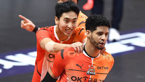 프로배구 OK금융그룹, 레오 앞세워 우리카드 꺾고 첫 승리