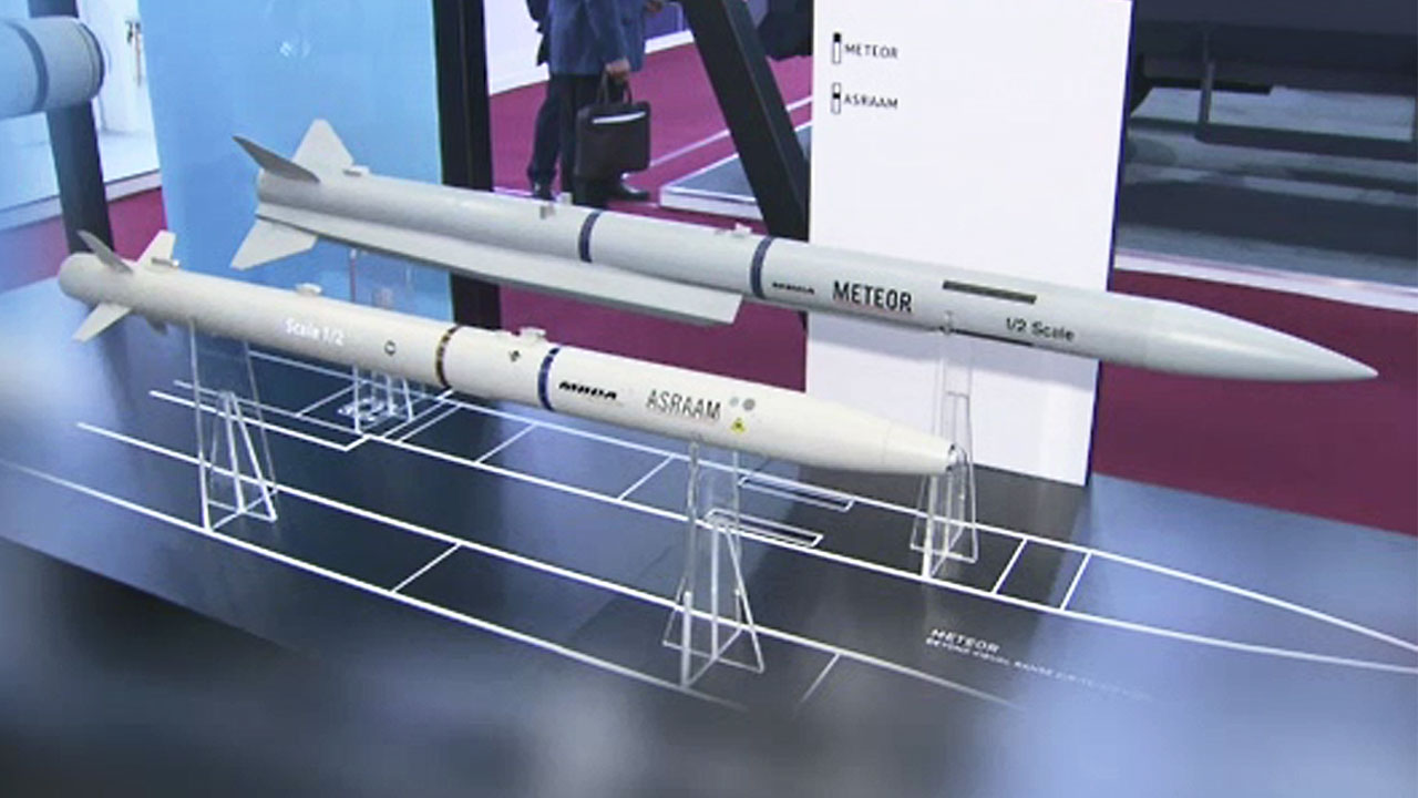 KF-21 · 미티어미사일, 2026년 동시 전력화" 첫 공개