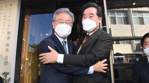 이재명&middot;이낙연, 30분 회동&hellip;이낙연 선대위 상임고문 수락