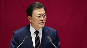 문 대통령 "일상 · 경제 회복 끝까지 최선…부동산 최고 개혁과제"