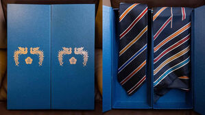 '문 대통령 회동' 이재명, 넥타이 &middot; 스카프 선물 공개