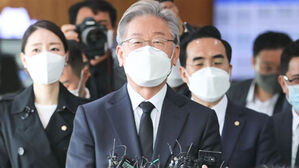 이재명, 로봇 전시회 참석&hellip;박용진 &middot; 김두관 의원 연쇄 회동