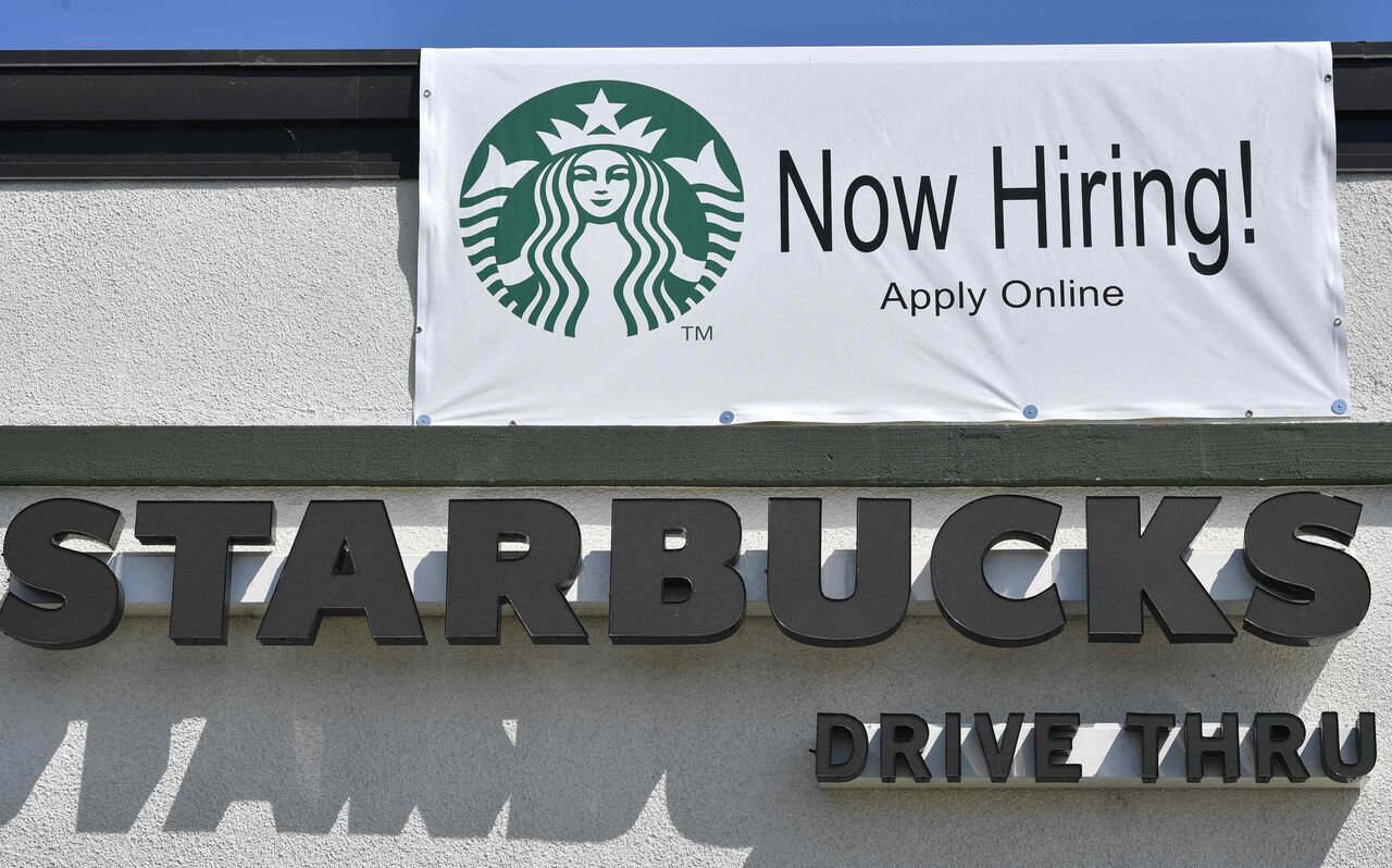 구인광고를 내건 미국 스타벅스 매장. 게티이미지 코리아.