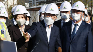 '대장동 결합개발' 현장 찾은 이재명&hellip;"공직자 부동산 백지신탁"