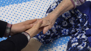 "아래를 보고 살거라"&hellip;대 이은 복지사 딸에게 건넨 아빠의 당부