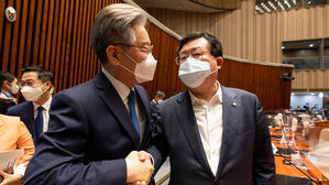 설훈, 이재명 옆에서 "대선후보 다 고만고만&hellip;큰 차이 없어"