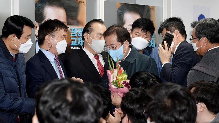 여의도 캠프 사무실에서 열린 해단식에 참석한 홍준표 후보