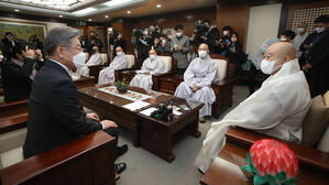 이재명, 조계사 찾아 정청래 '해인사 통행세' 발언 대리 사과