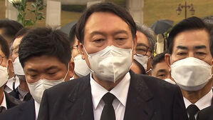 [HOT 브리핑] 윤석열, 방명록 속 '반듯이'&hellip;맞춤법 논란?