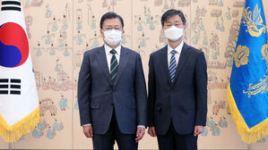 문 대통령, 최재해 감사원장에 임명장&hellip;정치 중립 강조