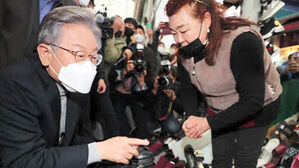 이재명, '매타버스' 타고 민생 행보&hellip;"미국 승인해 한일 합병"