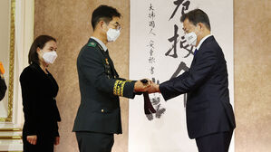 문 대통령, 준장 진급자에 삼정검 수여