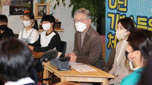 이재명, '기본소득 운영 매점' 판동초교 찾아&hellip;"로컬 지역화폐"