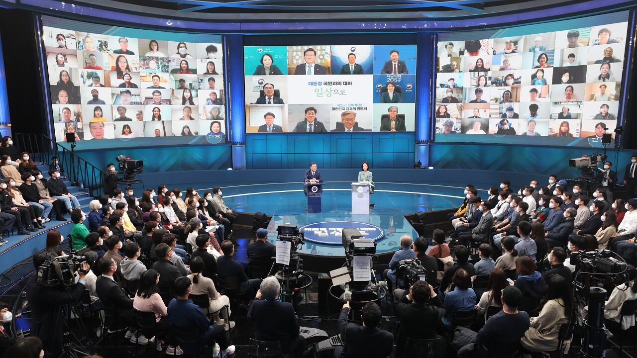 문재인 대통령, 2021 국민과의 대화 '일상으로' (사진=연합뉴스)