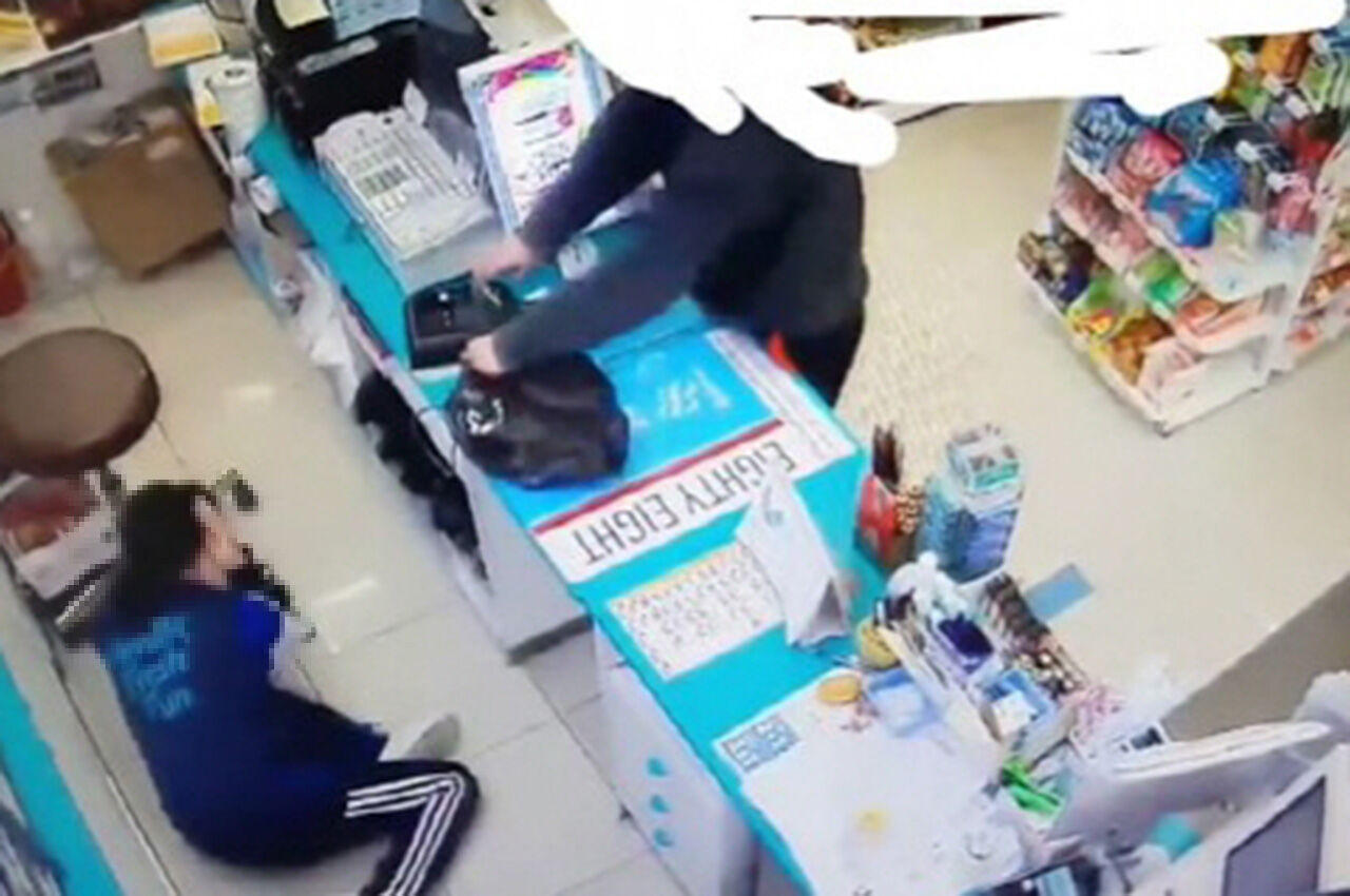 [Pick] 편의점 알바 뺨때린 손님 (사진=트위터 캡쳐)