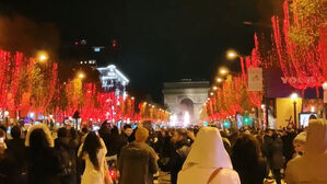 붉게 물든 파리 샹젤리제&hellip;"미리 메리 크리스마스!"