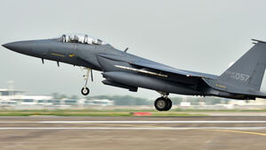 [취재파일] F-15K · 경항모에 눈 감은 방사청…'옥상옥' 설치엔 열심