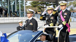 [취재파일] 한국형 항모의 부활&hellip;역대 해군총장들 일제히 환영 "부석종 잘 버텼다!"