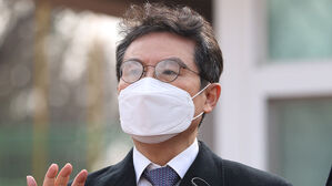 '라임 로비' 윤갑근 전 고검장…항소심서 무죄 석방