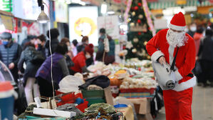[포토] '소상공인 힘내세요'…방역 선물하는 산타