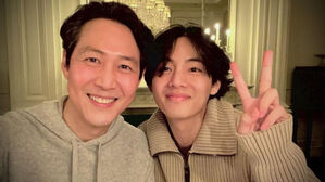 [SBS Star] Lee Jung Jae & BTS V Pose for a Selfie Together