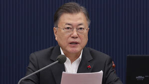 문 대통령 "정당 가입연령 16세 하향, 매우 환영"