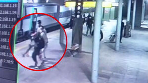 무고한 시민 발로 차고 목 조르고&hellip;경찰 "용의자 착각"