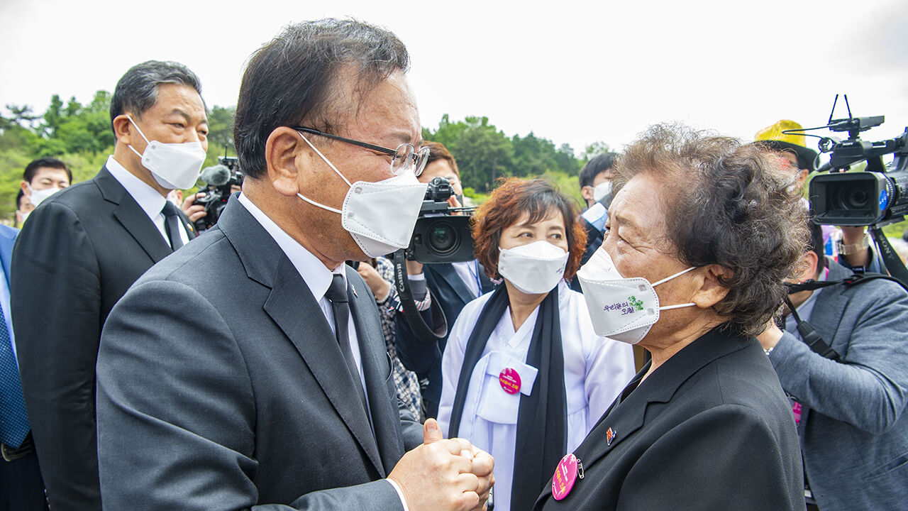 김 총리, 배은심 여사 애도…"한열이 만나 품에 안으셨겠지요"