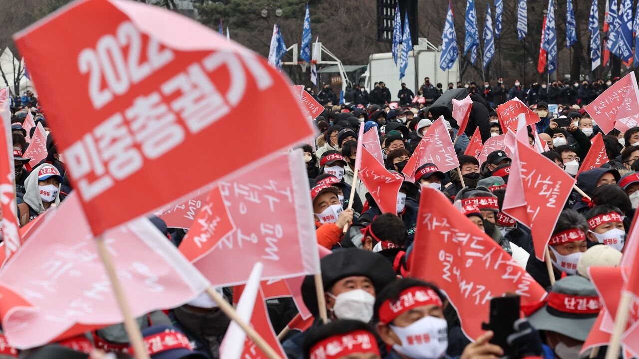 "정부, 기대 배신"…여의도공원서 민중총궐기 대회 기습개최