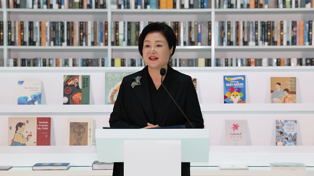 김정숙 여사, 중동 최대 도서관에 훈민정음해례본 기증