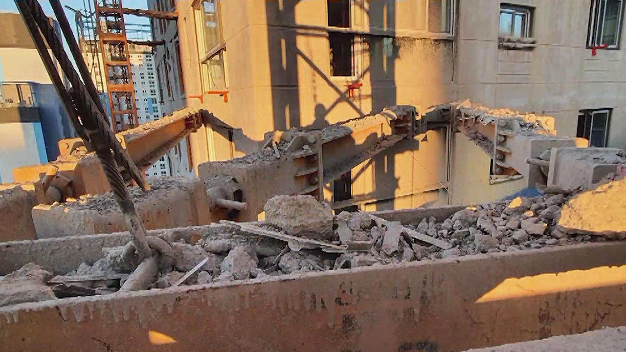 광주 아파트 붕괴 현장, 위태로운 타워크레인