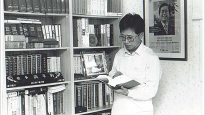 검사시절 사무실에서 법전을 읽고 있는 모습
