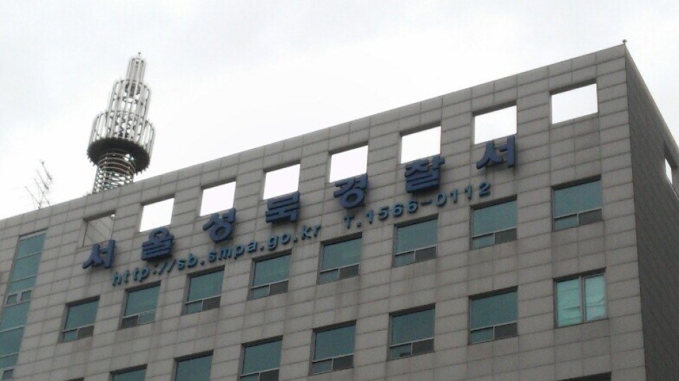 아파트 단지서 차량 전복&hellip;70대 운전자 '급발진' 주장