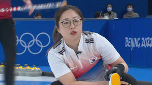 [영상] 까다로운 얼음 상태…"속도 조절 어렵네" (2엔드) (컬링 여자 예선-대한민국 vs 미국)