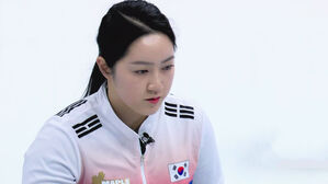 [영상] 3명이 달려든 스위핑 "올 수 있어요!"…팀 킴, 1점 획득! (2엔드) (컬링 여자 예선-대한민국 vs 미국)