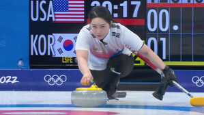 [영상] 기회 놓치지 않는 김경애, 샷 던지는 대로 '척척' (3엔드) (컬링 여자 예선-대한민국 vs 미국)