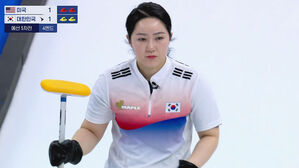 [영상] '툭' 가드 건드리는 실수…미국은 압박 작전 (4엔드) (컬링 여자 예선-대한민국 vs 미국)