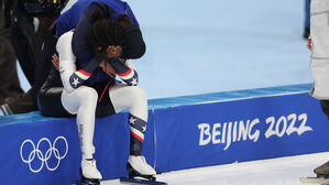 스피드스케이팅 여자 500ｍ 경기에서 우승한 에린 잭슨에게 축하 인사 하는 브리트니 보