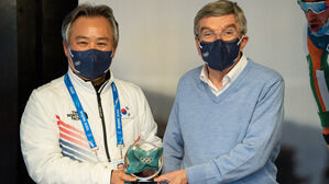 이기흥 대한체육회장(왼쪽)과 바흐 IOC 위원장 (사진=대한체육회 제공, 연합뉴스)